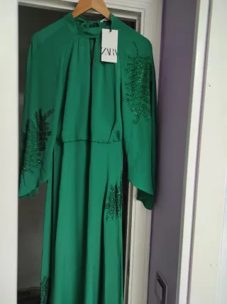 Vestido seda Zara verde abalorios