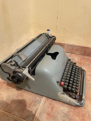 Máquina de escribir Hispano Olivetti
