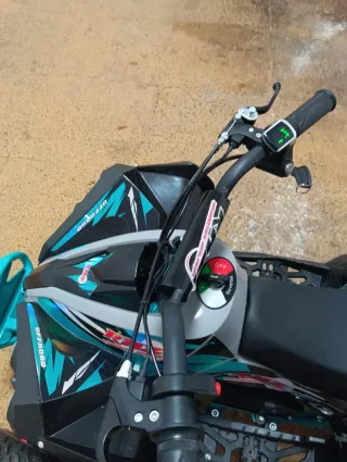 Moto Eléctrica Kuas Infantil Gris/azul y negra.