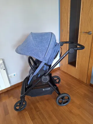 Carro de paseo Stokke azul con capazo