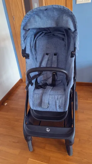 Carro de paseo Stokke azul con capazo