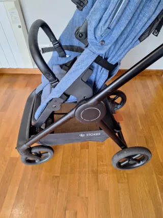 Carro de paseo Stokke azul con capazo