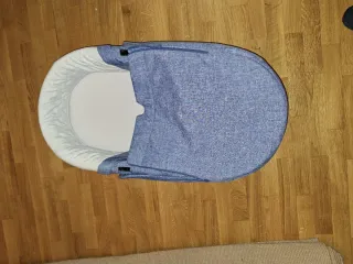 Carro de paseo Stokke azul con capazo