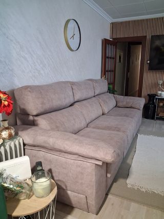 Sofá de tela beige y gris en perfecto estado.