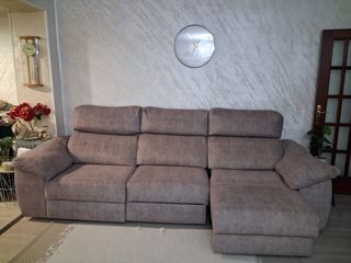 Sofá de tela beige y gris en perfecto estado.