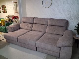 Sofá de tela beige y gris en perfecto estado.