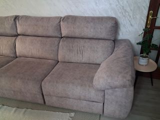 Sofá de tela beige y gris en perfecto estado.