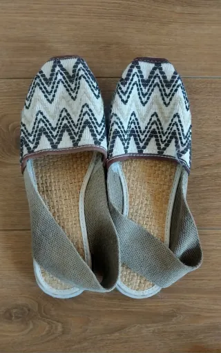 Alpargatas Beige y Gris. Talla 43 Estado: nuevo