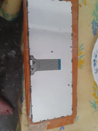 Teclado portátil negro y plateado