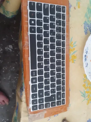 Teclado portátil negro y plateado