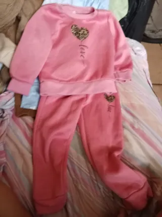Conjunto chándal rosa con corazón