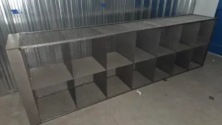 Mueble metálico con compartimentos, alto 3 metros