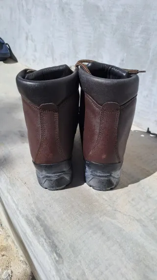 Scarponi da montagna tg 40 robusti.