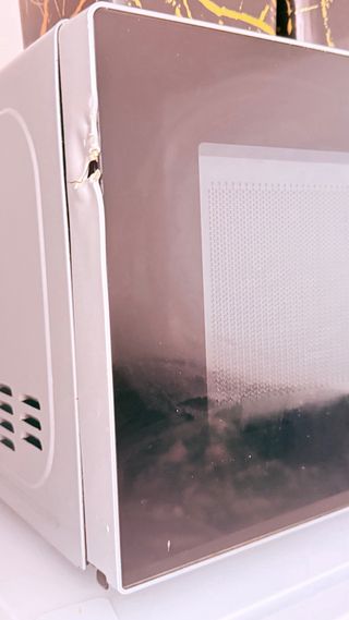 Microondas tiene un pequeño golpe en lateral