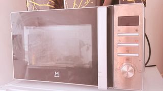 Microondas tiene un pequeño golpe en lateral