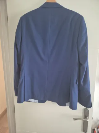 Traje azul Fórmula Joven talla 44 y corbata