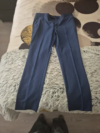 Traje azul Fórmula Joven talla 44 y corbata