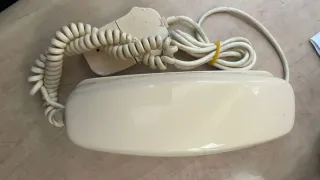2Teléfono antiguo rojo