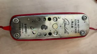 2Teléfono antiguo rojo