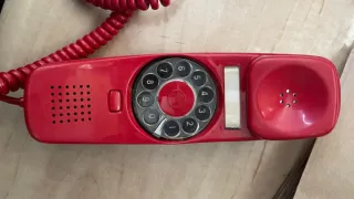 2Teléfono antiguo rojo