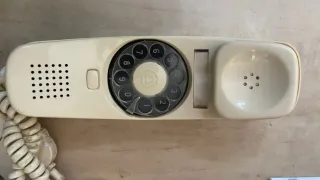 2Teléfono antiguo rojo