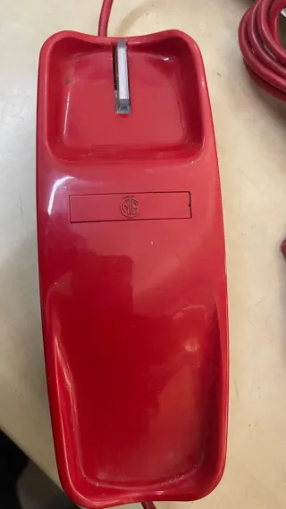 2Teléfono antiguo rojo