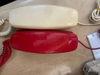 2Teléfono antiguo rojo