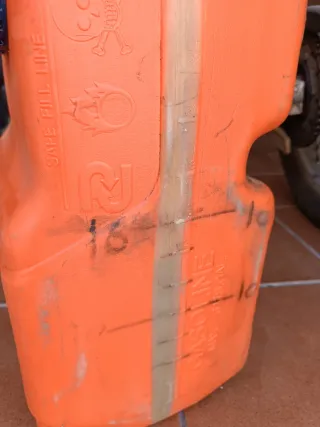 Depósito de 25 litros con 13 litros de mezcla 2T.