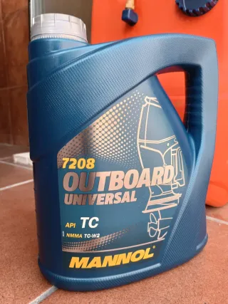 Depósito de 25 litros con 13 litros de mezcla 2T.