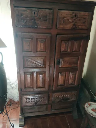 Alacena antigua de madera tallada