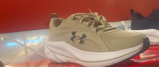 Zapatillas Under Armour Beige y Blancas