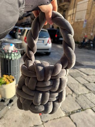 Borsa grigia in tessuto intrecciato marshmallow