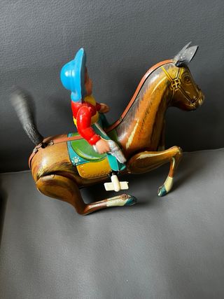 Juguete de hojalata vaquero a caballo
