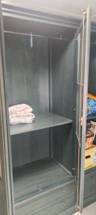 Ropero de madera con puertas de cristal