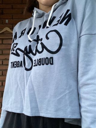 Sudadera azul con estampado aterciopelado