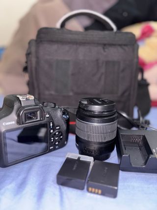 Cámara Canon con accesorios