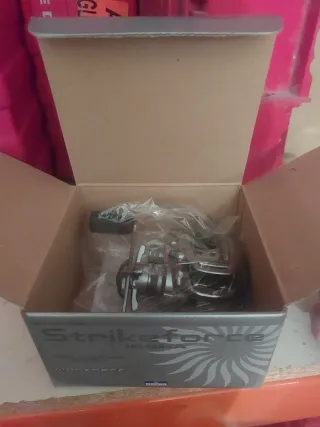 Carrete de pesca Daiwa Strikeforce 100SHA