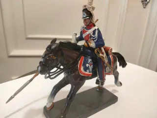 Soldado de plomo a caballo con lanza
