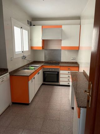 Cocina modular naranja y blanca