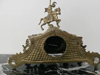 Reloj de mesa antiguo con jinete