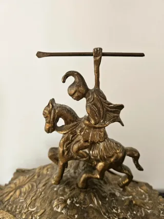 Reloj de mesa antiguo con jinete
