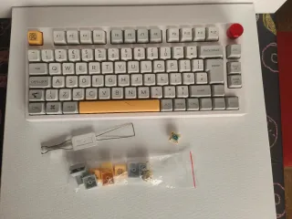 Teclado Mecánico Epomaker Blanco y Amarillo