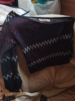 Top estampado zig-zag negro y rojo