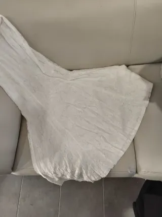 Vestido Boohoo encaje blanco.