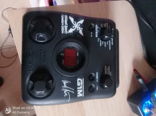 Pedal de guitarra Zoom G1M firma Michael Amott.
