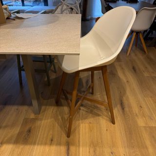 2 Taburetes altos, blanco y madera.