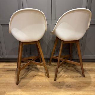 2 Taburetes altos, blanco y madera.