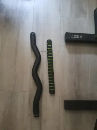 Banco de pesas con barra y mancuernas