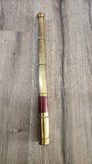 Antiguo catalejo de latón y madera