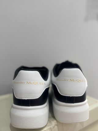 Alexander McQueen Negra y Blanca